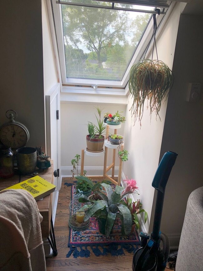 Photo - Luxurious 1 Bed / 1 Bath Haven with a Serene Deck & Elegant Hardwood Floors - Prime Location in V... Unidad 3