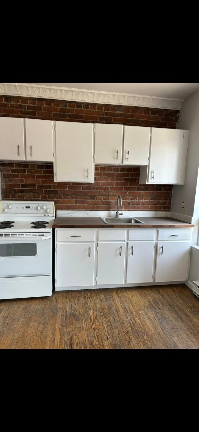 Building Photo - Bright 1 Bedroom in the Heart Of Leslieville Unit 1