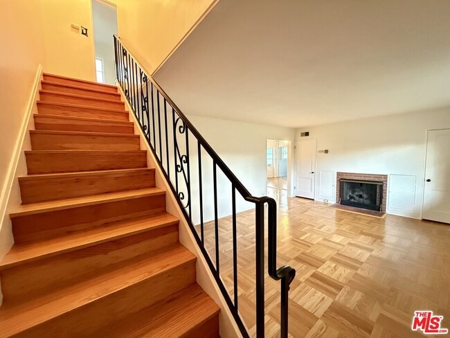 Photo - 5560 Village Green