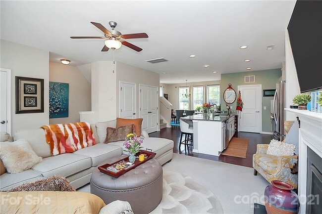 Photo - Room in Townhome on Sharon Rd W