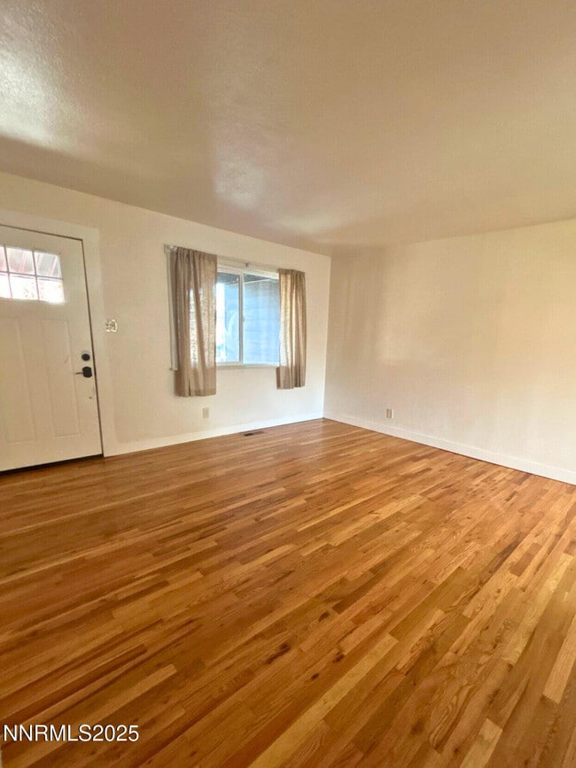 Photo - 640 James Ln