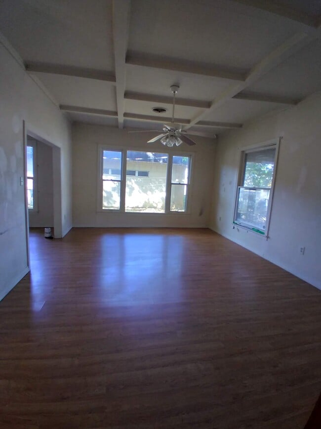Photo - 105 W Commercial St