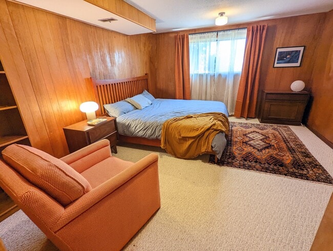 Building Photo - 12645 NE Fremont St Unit Pet friendly and spacious