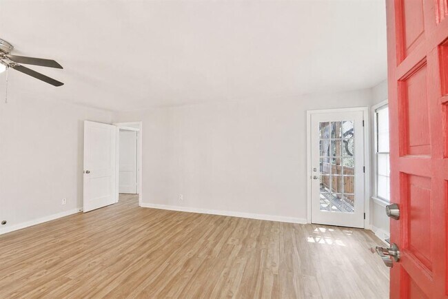 Photo - 1008 Milam Pl