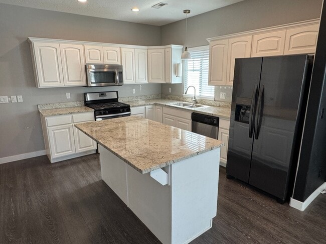 Beautiful 3 bedroom 2 1/2 bath townhome - Beautiful 3 bedroom 2 1/2 bath townhome
