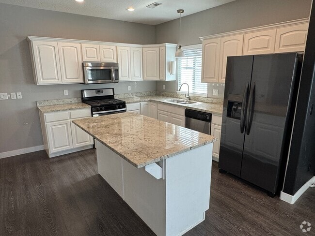 Building Photo - Beautiful 3 bedroom 2 1/2 bath townhome