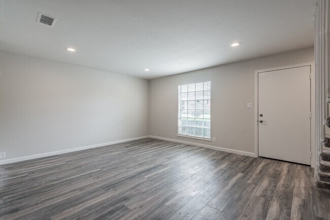 Building Photo - 2121 Fountain View Dr