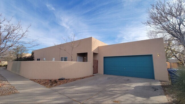 Great Near North Valley Home! No carpet! O... - Great Near North Valley Home! No carpet! O...