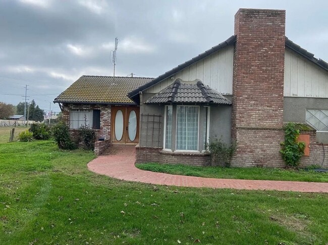 Building Photo - 3 bedroom, 2 bath westside Porterville