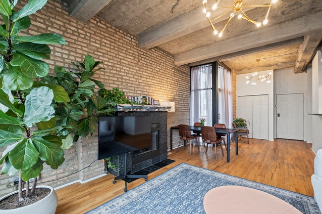 Photo - 6135 N Broadway Unit 300