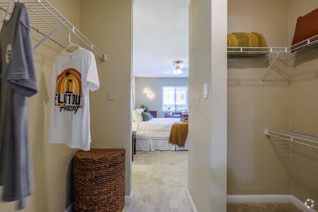 A1 - 1BR, 1BA - 550SF - Walk-In Closet