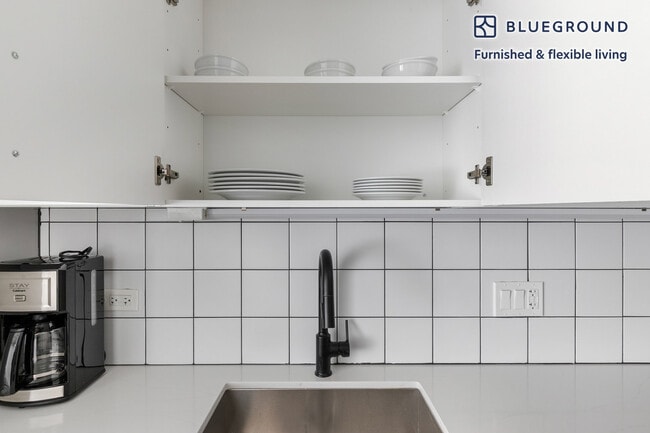 Photo - 61 W Erie St Unidad FL2-ID1396