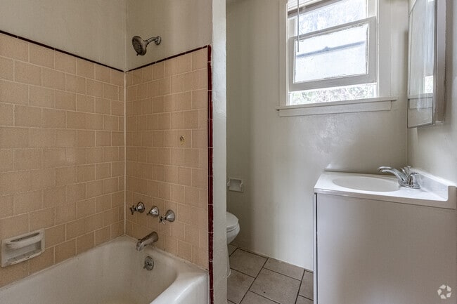 1BR, 1BA - 700SF - Bathroom