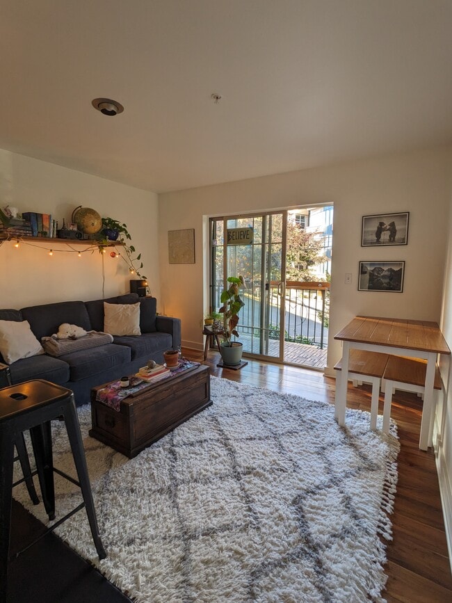 Living room - 700 E Denny Way Condo Unit 311