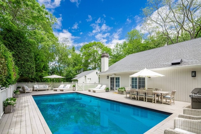 Photo - 331 Meadows W