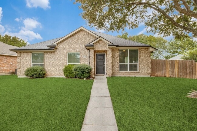 Building Photo - 1827 Lake Travis Dr