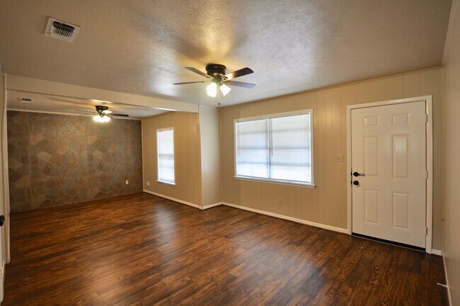 Photo - FOR LEASE! 2 Bedroom, 1.5 Bathroom - Brick...