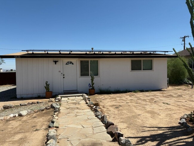Building Photo - Adorable 2 bedroom 1 bathroom home