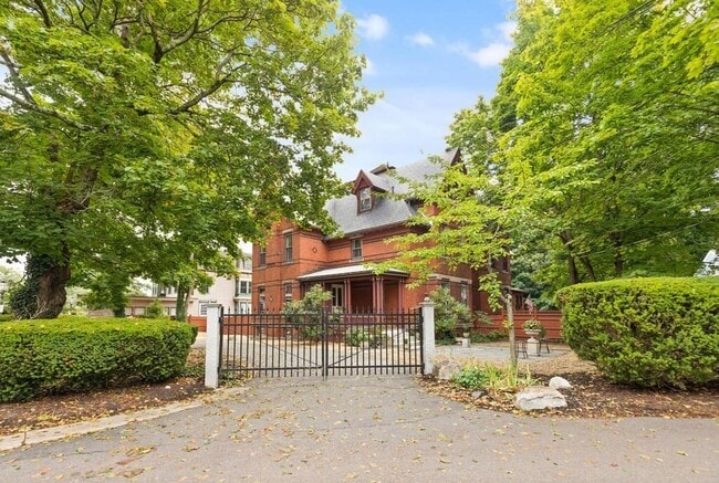 Photo - 2 Rangeley Rd Unit 2