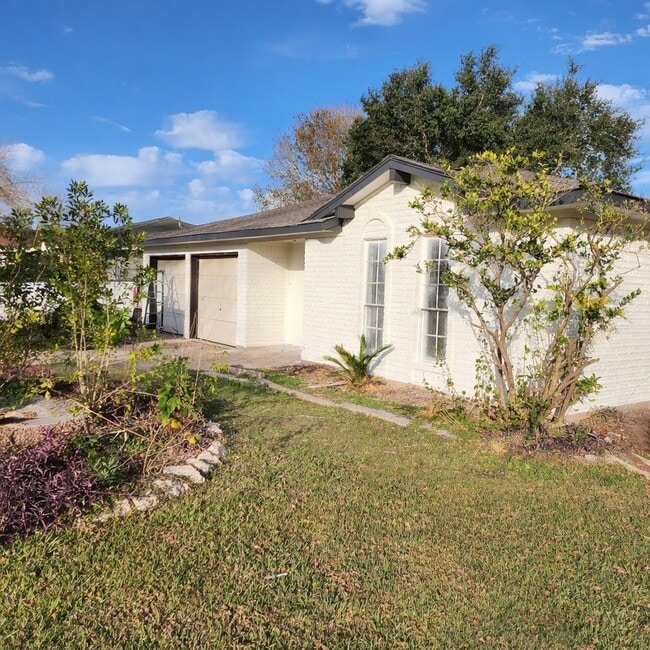 Building Photo - 12127 Panay Dr