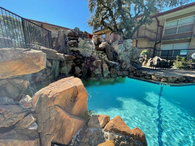 El Jardin Apartments