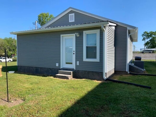 Se ha añadido un patio de hormigón desde que se tomó la foto. - 720 15th St SE