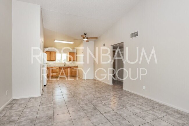 Photo - 465 W Ivyglen St Unidad APT 211