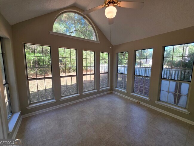 Photo - 302 Henley Way