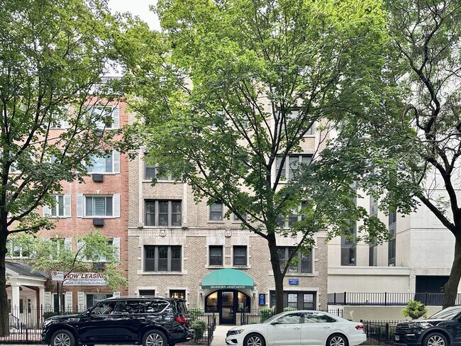 Building Photo - 1352 N Dearborn Rental