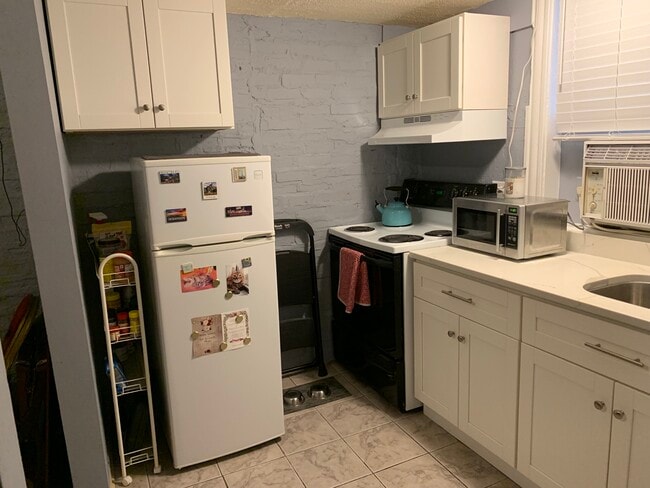 Kitchen - 2800 N Pine Grove Ave Unit 1i