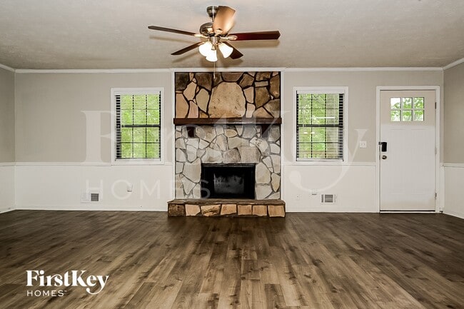 Photo - 466 Birch Ln SE