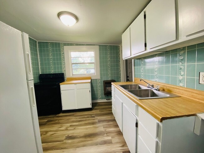 Building Photo - Charming 1 Bed, 1 Bath – Walk to JSU Campus! Rental