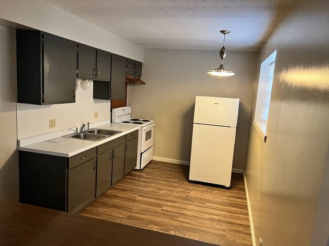 2BR, 2BA - 980SF