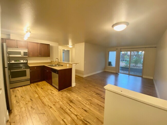 Photo - Windsor Court Condominiums ~ Lower Queen Anne Unit 108