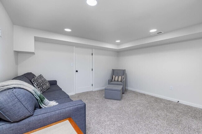 Building Photo - 3701 SW Henderson St Rental
