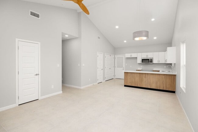Building Photo - 2700 Mockingbird Rd Unit 4