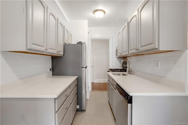 Photo - 234-254 Martine Avenue