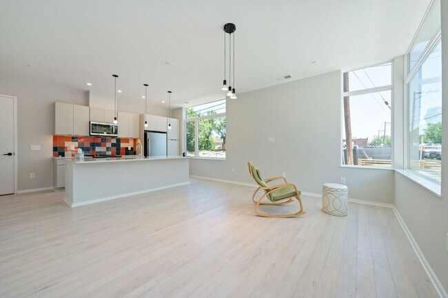 Photo - Modern 1 bedroom downtown condo with large...