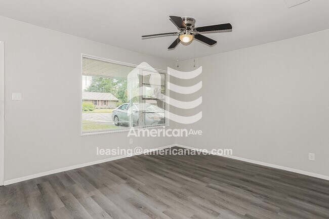 Photo - 674 Morton Ave NE