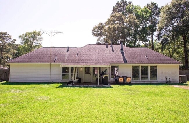 Building Photo - 810 Shadberry Dr