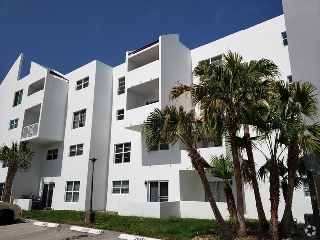 Building Photo - 2850 NE 14th Street Causeway Unit 403b Rental