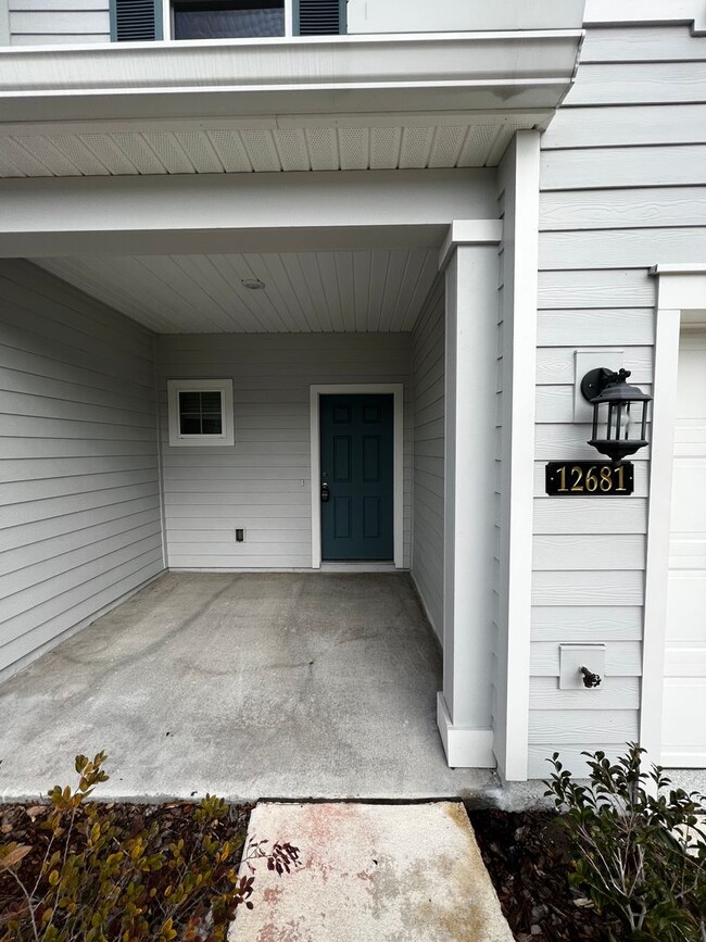 Building Photo - Beautiful 3 Bed 2.5 Bath Townhome with att...
