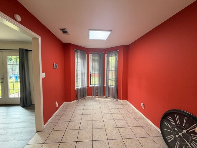 Photo - This 3-bedroom, 2-bathroom house in Russellville, AR offers a practical layout and convenient loc...