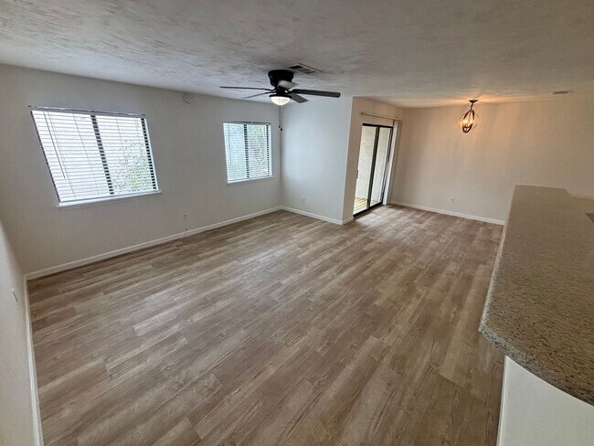 Photo - 2 Bedroom 2 1/2 bath in the Lakes Townhome...