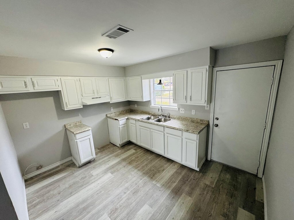 Photo - 2200 Bancroft St
