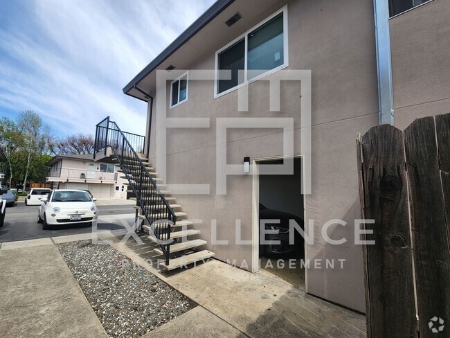 Building Photo - Fully Updated 2/1 Condo Upstairs - Pool, P...