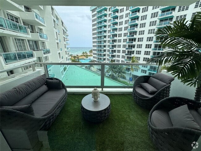 Building Photo - 5151 Collins Ave Unit 726 Rental