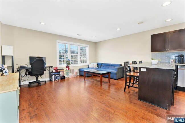 Photo - 210 Hackensack St