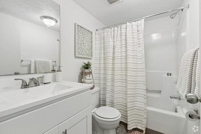1BR, 1BA - 630SF - Bathroom