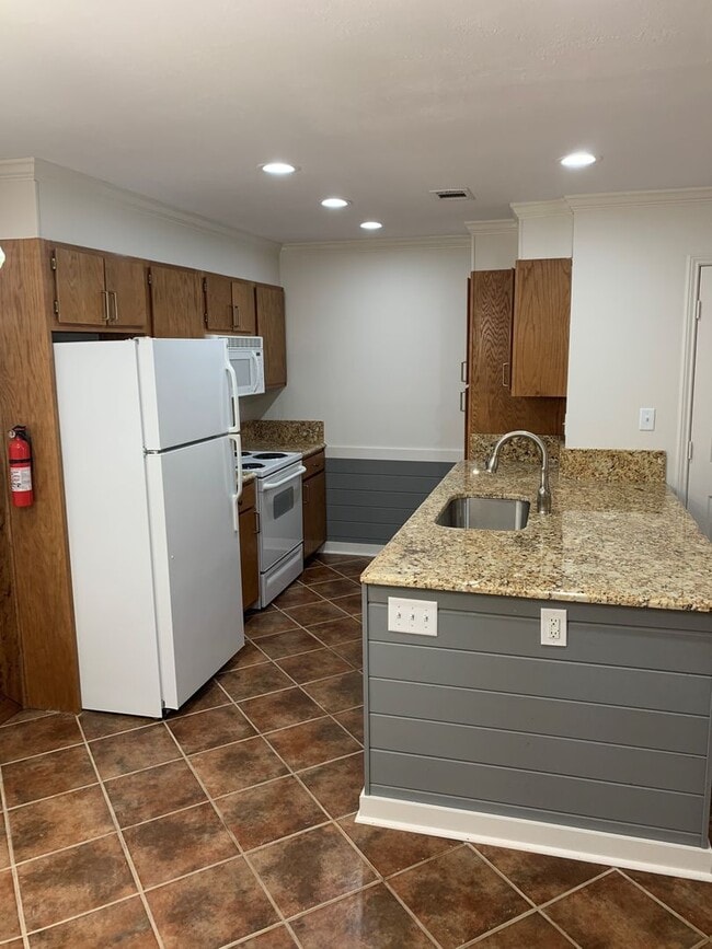 Building Photo - 2 Bedroom / 2 Bath Condo- ALL UTILITIES IN...